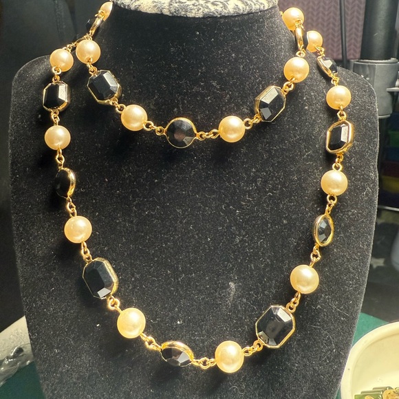 Elegant Gold and Black Pearl Necklace - Picture 6 of 6